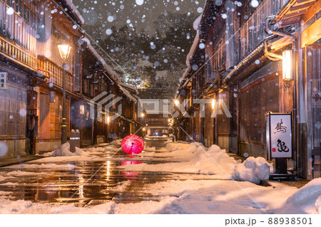 《石川県》雪化粧のひがし茶屋街・雪の金沢市 《石川県》雪化粧のひがし茶屋街・雪の金沢市 88938501
