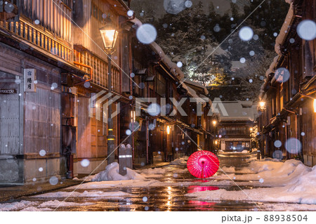 《石川県》雪化粧のひがし茶屋街・雪の金沢市 88938504