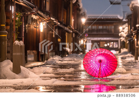 《石川県》雪化粧のひがし茶屋街・雪の金沢市 《石川県》雪化粧のひがし茶屋街・雪の金沢市 88938506