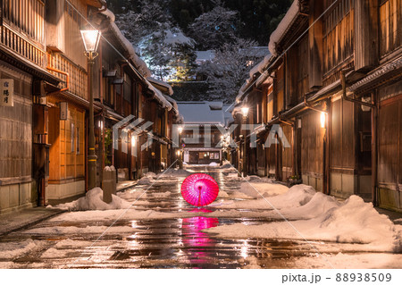 《石川県》雪化粧のひがし茶屋街・雪の金沢市 《石川県》雪化粧のひがし茶屋街・雪の金沢市 88938509