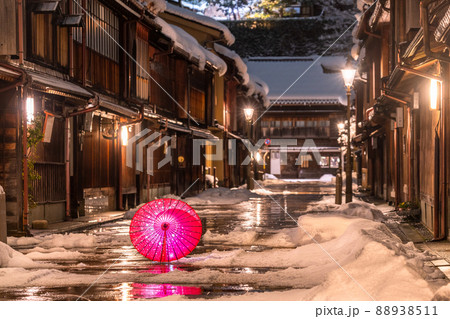 《石川県》雪化粧のひがし茶屋街・雪の金沢市 88938511