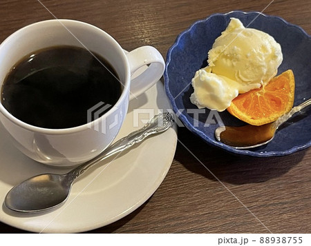 ホットコーヒーとアイスクリーム 88938755