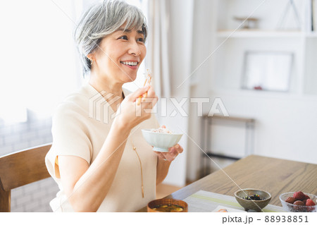 食事をする女性 食事をする女性 88938851