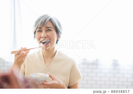 食事をする女性 食事をする女性 88938857