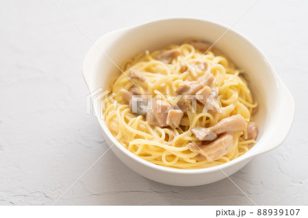 キノコと鶏肉のチーズソースパスタ キノコと鶏肉のチーズソースパスタ 88939107