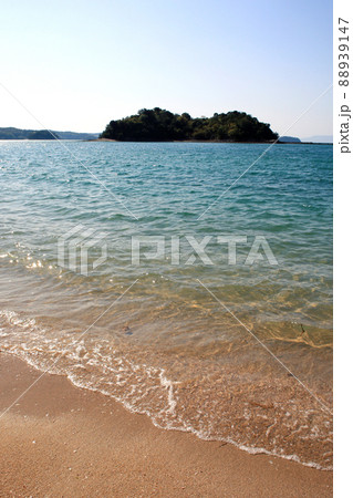 天草の海水浴場「カームビーチ」 白い砂浜と美しい海 天草の海水浴場「カームビーチ」 白い砂浜と美しい海 88939147
