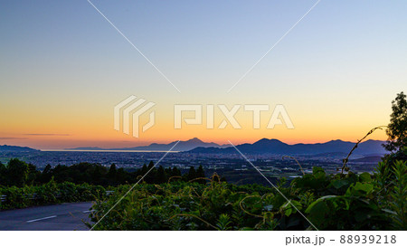 夕空「普賢岳・金峰山・有明海」美しい夕焼け空景色(撮影場所:阿蘇郡西原村) 夕空「普賢岳・金峰山・有明海」美しい夕焼け空景色(撮影場所:阿蘇郡西原村) 88939218