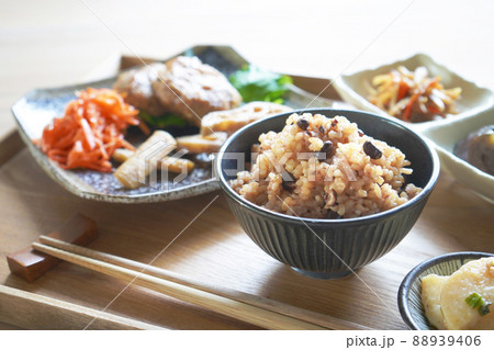 寝かせ玄米の健康そうな定食 88939406