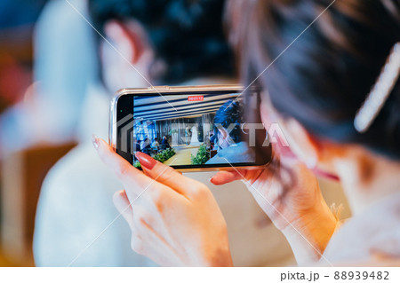 結婚式　チャペル　スマホで動画撮影 88939482