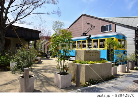 小田原市　箱根口ガレージ報徳広場と新緑 88942970