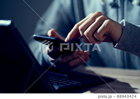 SNSで悪評を広める男性の手元 SNSで悪評を広める男性の手元 88943424