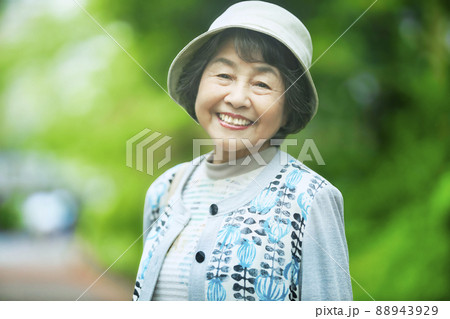 新録の中で佇む笑顔のシニアの女性 88943929