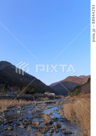 山に囲まれた田舎の風景 88944293