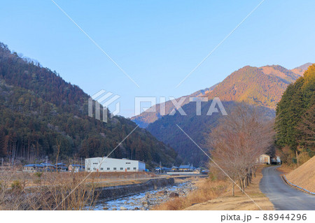 山に囲まれた田舎の風景 山に囲まれた田舎の風景 88944296