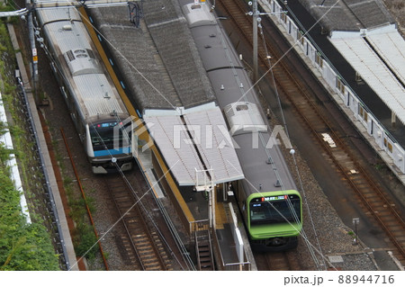 朝ラッシュ：田端駅に停車中の京浜東北線・山手線 88944716