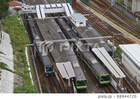 朝ラッシュ：田端駅に停車中の京浜東北線・山手線 88944720