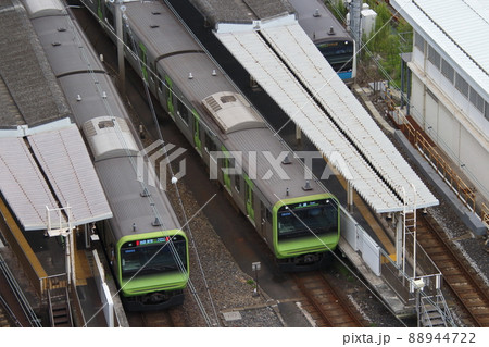朝ラッシュ：田端駅に停車中の京浜東北線・山手線 88944722