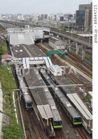 朝ラッシュ:田端駅に停車中の京浜東北線・山手線 朝ラッシュ:田端駅に停車中の京浜東北線・山手線 88944725