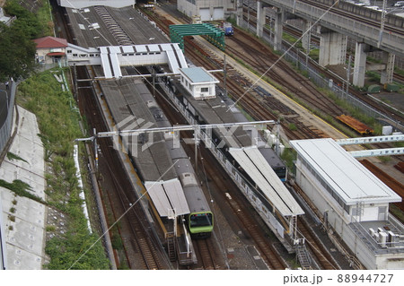 朝ラッシュ:田端駅に停車中の京浜東北線・山手線 朝ラッシュ:田端駅に停車中の京浜東北線・山手線 88944727