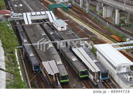 朝ラッシュ:田端駅に停車中の京浜東北線・山手線 朝ラッシュ:田端駅に停車中の京浜東北線・山手線 88944728