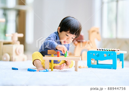 木製おもちゃで遊ぶ1歳10ヶ月の男の子 木製おもちゃで遊ぶ1歳10ヶ月の男の子 88944756