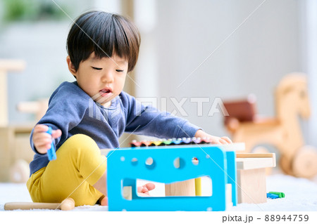 木製おもちゃで遊ぶ1歳10ヶ月の男の子の写真素材