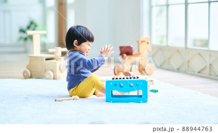 木製おもちゃで遊ぶ1歳10ヶ月の男の子 88944763