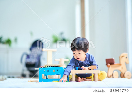 木製おもちゃで遊ぶ1歳10ヶ月の男の子の写真素材
