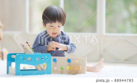 木製おもちゃで遊ぶ1歳10ヶ月の男の子 木製おもちゃで遊ぶ1歳10ヶ月の男の子 88944785