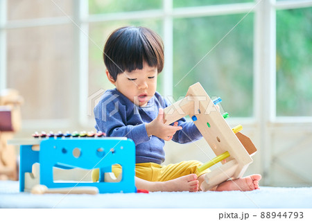 木製おもちゃで遊ぶ1歳10ヶ月の男の子の写真素材