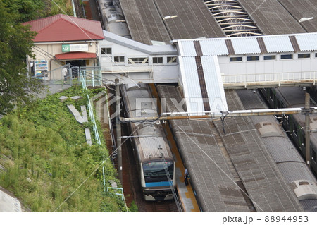 朝ラッシュ:田端駅を発車する京浜東北線 朝ラッシュ:田端駅を発車する京浜東北線 88944953