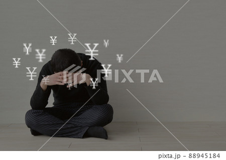 お金の悩みを抱える男性イメージ お金の悩みを抱える男性イメージ 88945184