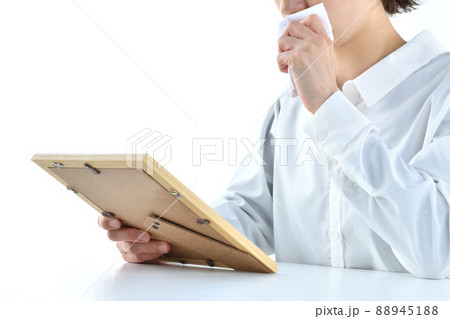 写真を見て泣く女性 写真を見て泣く女性 88945188