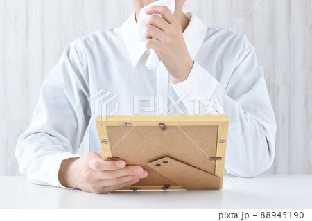 写真を見て泣く女性 写真を見て泣く女性 88945190
