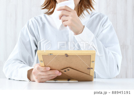 写真を見て泣く女性 写真を見て泣く女性 88945191