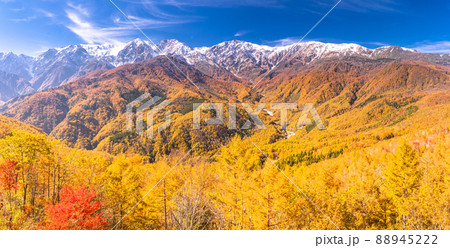 《長野県》紅葉最盛期の白馬村・三段紅葉 《長野県》紅葉最盛期の白馬村・三段紅葉 88945222