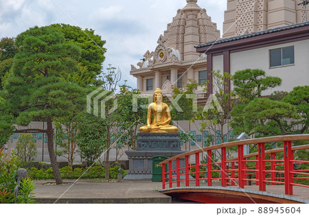 川崎大師(平間寺) 安らぎ橋と黄金の釈尊像 川崎大師(平間寺) 安らぎ橋と黄金の釈尊像 88945604