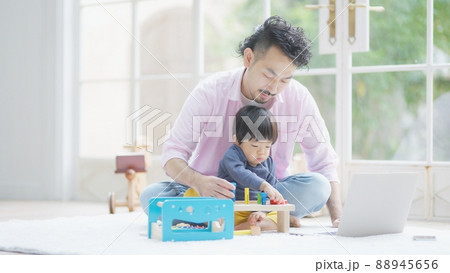 1歳10ヶ月の男の子の子守りをしながらテレワークする髭男性 1歳10ヶ月の男の子の子守りをしながらテレワークする髭男性 88945656