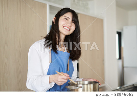 キッチンで調理する女性 88946065