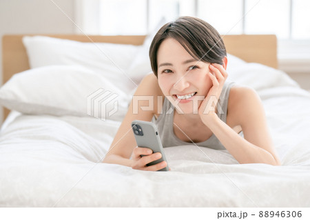 女性 ライフスタイル ベッド スマホ 女性 ライフスタイル ベッド スマホ 88946306
