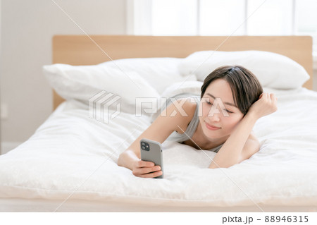 女性 ライフスタイル ベッド スマホ 女性 ライフスタイル ベッド スマホ 88946315