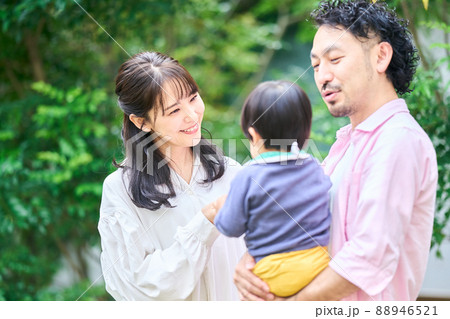 1歳10ヶ月の男の子と触れ合う両親 88946521