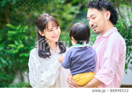 1歳10ヶ月の男の子と触れ合う両親の写真素材
