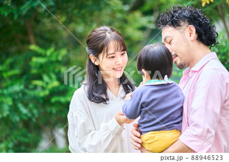 1歳10ヶ月の男の子と触れ合う両親 1歳10ヶ月の男の子と触れ合う両親 88946523