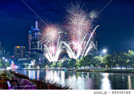 ムンバフェスティバルの夜のオーストラリアメルボルンのヤラ川沿いに打ちあがる花火 88946588