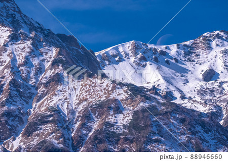 《長野県》北アルプスの雪山・白馬村の風景 88946660