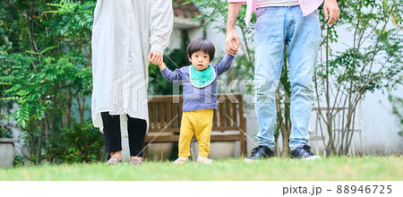 1歳10ヶ月の男の子と触れ合う両親 88946725