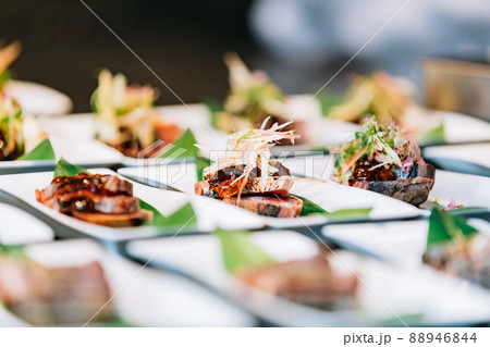 和食　盛り付けシーン 88946844