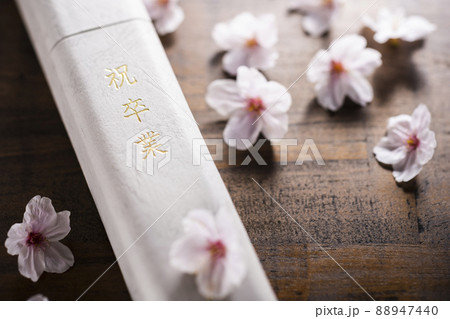 卒業証書と桜の花びら 88947440