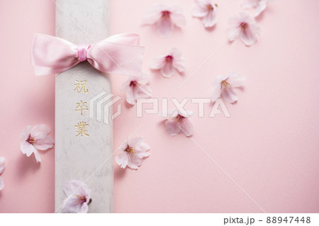 卒業証書と桜の花びら 88947448